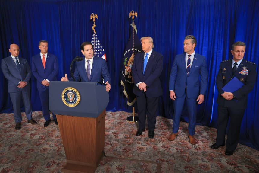El secretario de Estado Marco Rubio habla durante una rueda de prensa mientras (de izquierda a derecha) el asesor de Seguridad Nacional Stephen Miller, el director de la CIA John Ratcliffe, el presidente de los Estados Unidos Donald Trump, el secretario de Guerra Pete Hegseth y el presidente del Estado Mayor Conjunto Dan Caine escuchan en el club Mar-a-Lago el 3 de enero de 2026, en Palm Beach, Florida. (Foto de Joe Raedle/Getty Images).