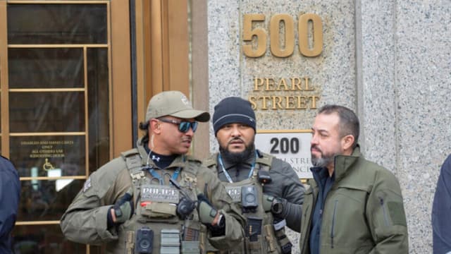 Agentes de la ley frente a la Corte Federal de Distrito en el Bajo Manhattan, donde se espera que el líder venezolano Nicolás Maduro comparezca ante un juez federal en la ciudad de Nueva York el 4 de enero de 2026. (Samira Bouaou/The Epoch Times).