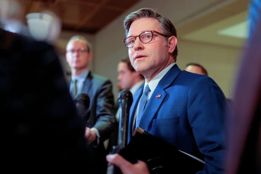 WASHINGTON, DC - 5 DE ENERO: El presidente de la Cámara de Representantes, Mike Johnson (R-LA) habla con los medios de comunicación a su llegada a una reunión informativa bicameral de los líderes del Congreso con funcionarios de la administración en el Capitolio de los Estados Unidos el 5 de enero de 2026 en Washington, DC. La reunión informativa abordó las acciones de los Estados Unidos en Venezuela, incluida la captura de Nicolás Maduro y su esposa, Cilia Flores. (Foto de Heather Diehl/Getty Images).