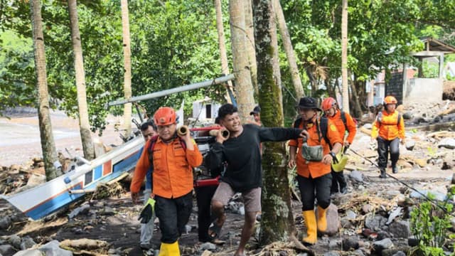 Al menos 16 personas perdieron la vida y otras tres siguen desaparecidas este martes en Indonesia, tras unas inundaciones repentinas registradas el lunes en el norte de las islas Célebes del vasto archipiélago, donde los equipos de ayuda han atendido a unos 22 heridos. (EFE/ Agencia Nacional para Búsqueda y Rescate)