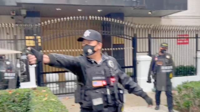Wu Xian, un guardia de seguridad, dispara spray pimienta contra activistas prodemocracia frente al consulado chino en Los Ángeles el 4 de enero de 2026. (Captura de pantalla vía The Epoch Times).