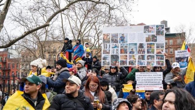 La gente se reúne para celebrar la captura del líder venezolano Nicolás Maduro, afuera de la Corte Federal del Distrito en el Bajo Manhattan, donde se espera que comparezca ante un juez federal en la ciudad de Nueva York, el 5 de enero de 2026. (Samira Bouaou/The Epoch Times)