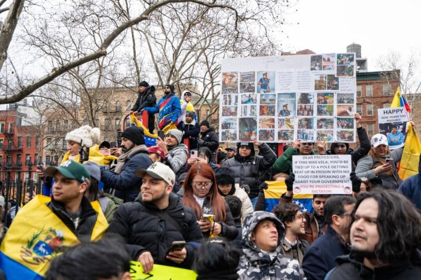 La gente se reúne para celebrar la captura del líder venezolano Nicolás Maduro, afuera de la Corte Federal del Distrito en el Bajo Manhattan, donde se espera que comparezca ante un juez federal en la ciudad de Nueva York, el 5 de enero de 2026. (Samira Bouaou/The Epoch Times)