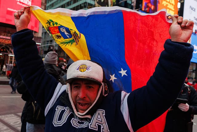 Venezolanos en Nueva York celebran la destitución de Maduro mientras comparece ante una corte