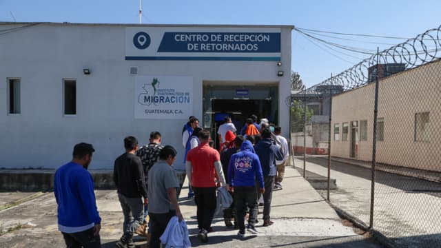 Personas ingresan al Centro de Recepción de Retornados al llegar en el tercer vuelo de ciudadanos deportados de Estados Unidos este martes, en la base de la Fuerza Aérea Guatemalteca (FAG), en Ciudad de Guatemala (EFE/ Mariano Macz)