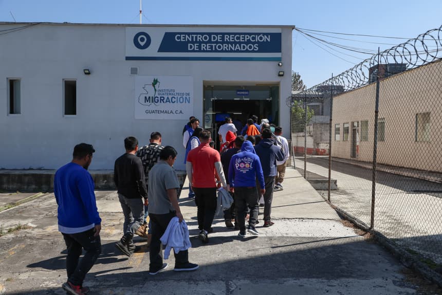 Personas ingresan al Centro de Recepción de Retornados al llegar en el tercer vuelo de ciudadanos deportados de Estados Unidos este martes, en la base de la Fuerza Aérea Guatemalteca (FAG), en Ciudad de Guatemala (EFE/ Mariano Macz)