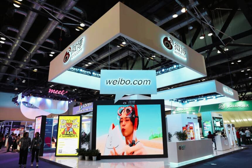 Se ve un stand de Sina Weibo en la Conferencia Global de Internet Móvil (GMIC) 2018 en Beijing, el 27 de abril de 2018. (AFP a través de Getty Images)