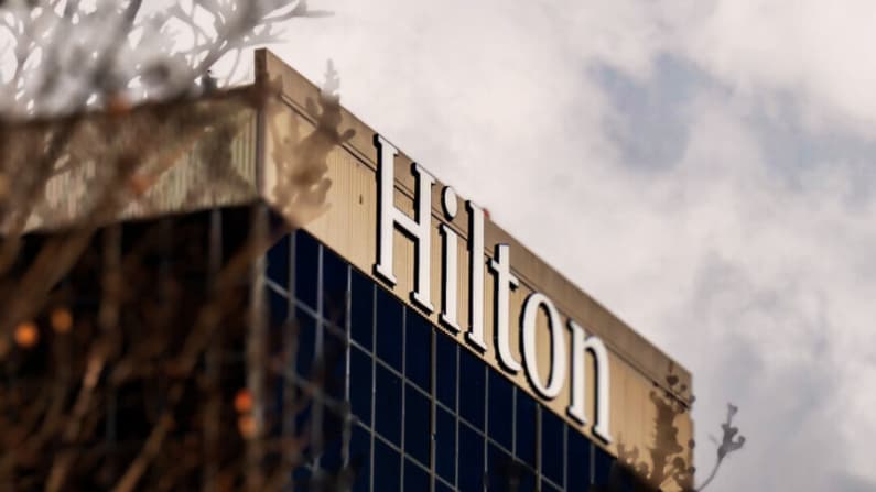 Hilton saca de su red a hotel que canceló reservas del DHS y el ICE