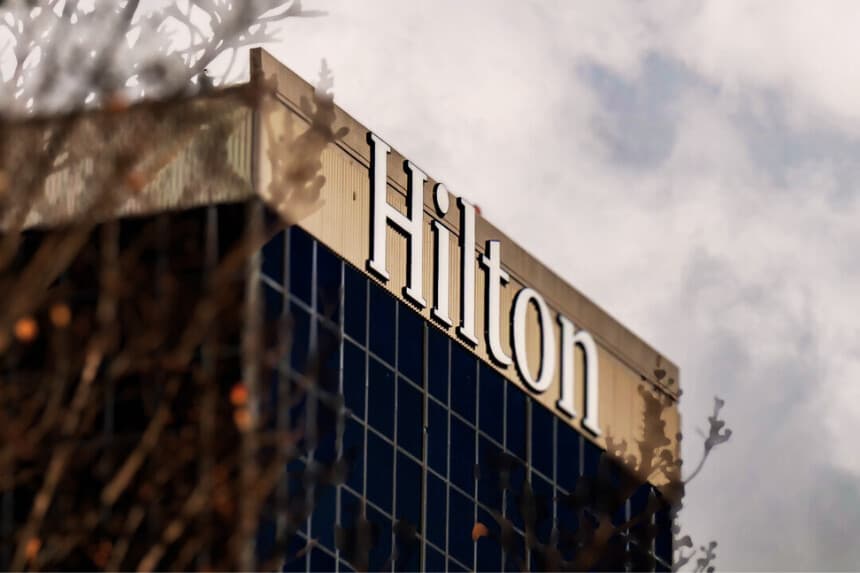 Un hotel Hilton en Los Ángeles el 5 de enero de 2026. (John Fredricks/The Epoch Times)