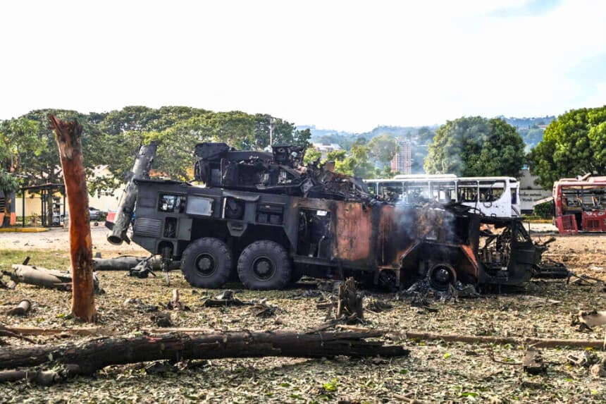 Una unidad antiaérea destruida en la base aérea militar de La Carlota, en Caracas, Venezuela, el 3 de enero de 2026. (Leonardo Fernández/Reuters).
