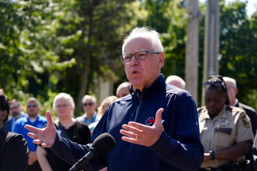 El gobernador de Minnesota, Tim Walz, habla frente a la escuela católica Annunciation, en Minneapolis, el 27 de agosto de 2025. (Bruce Kluckhohn/AP Photo)