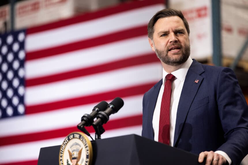 El vicepresidente de los Estados Unidos, JD Vance, pronuncia un discurso sobre economía en Uline, en Alburtis, cerca de Allentown, Pensilvania, el 16 de diciembre de 2025. (Foto de Ryan Collerd / AFP a través de Getty Images)