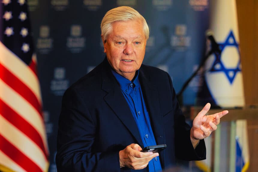 El senador estadounidense Lindsey Graham asiste a una conferencia de prensa el 28 de agosto de 2025 en Tel Aviv, Israel. (Amir Levy/Getty Images)