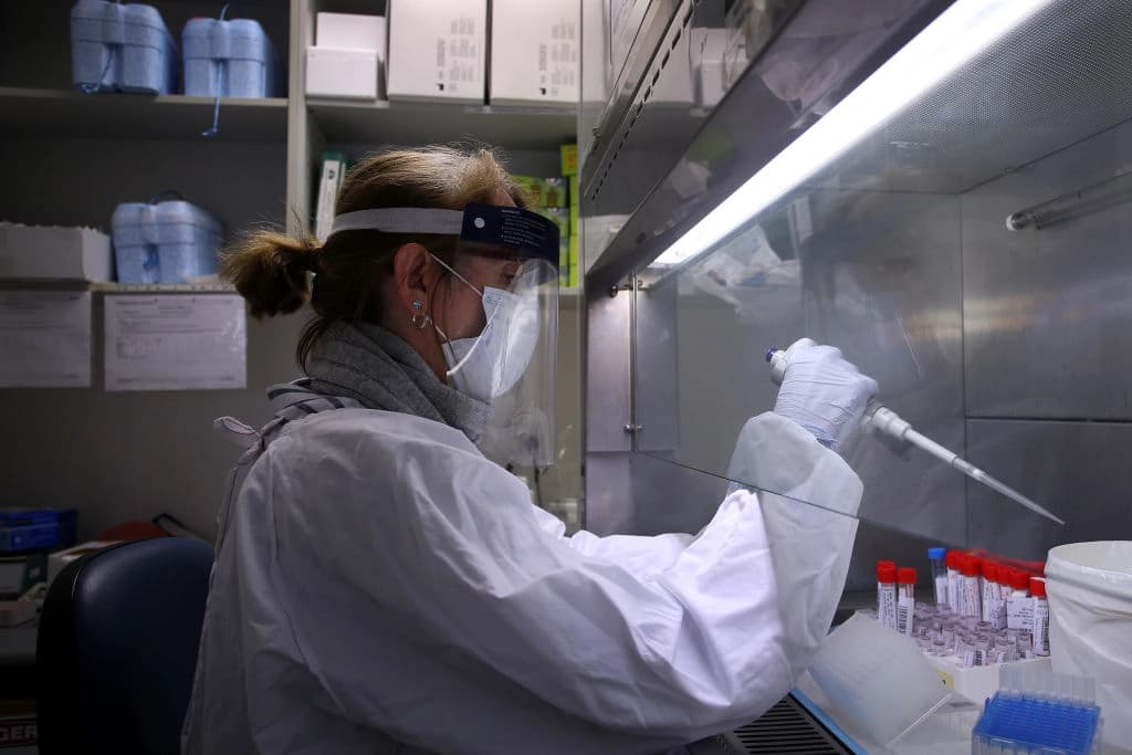 Científico del hospital realiza pruebas en una muestra de coronavirus en la División de Virología del Departamento de Microbiología de NSW Health Pathology Randwick en Sídney, Australia, el 12 de mayo de 2020. (Lisa Maree Williams/Getty Images)