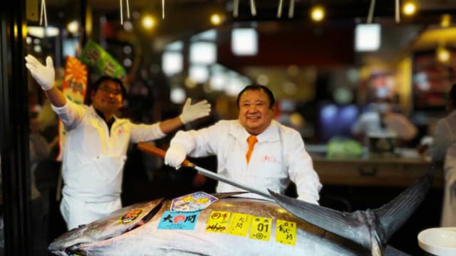 El presidente de Kiyomura Co., Kiyoshi Kimura, que dirige la cadena de restaurantes de sushi Sushi Zanmai, posa con un atún rojo de 243 kilos subastado por un precio récord de 510 millones de yenes (3.24 millones de dólares) en la primera subasta de 2026 en el mercado de pescado de Toyosu, en Tokio, en su restaurante de sushi de Tokio el 5 de enero de 2026. (Kim Kyung-Hoon/Reuters)