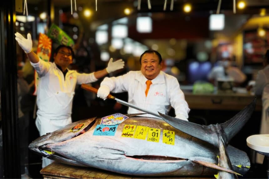 El presidente de Kiyomura Co., Kiyoshi Kimura, que dirige la cadena de restaurantes de sushi Sushi Zanmai, posa con un atún rojo de 243 kilos subastado por un precio récord de 510 millones de yenes (3.24 millones de dólares) en la primera subasta de 2026 en el mercado de pescado de Toyosu, en Tokio, en su restaurante de sushi de Tokio el 5 de enero de 2026. (Kim Kyung-Hoon/Reuters)