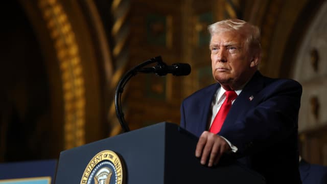 PALM BEACH, FLORIDA - 22 DE DICIEMBRE: El presidente de los Estados Unidos, Donald Trump, responde a preguntas tras anunciar la creación del acorazado "clase Trump" durante una declaración a los medios de comunicación en la finca Mar-a-Lago de Trump el 22 de diciembre de 2025 en Palm Beach, Florida. Trump anunció que la nueva clase de buques se convertirá en la pieza central de su programa "Flota Dorada" para reconstruir y fortalecer la industria naval estadounidense. (Foto de Tasos Katopodis/Getty Images)