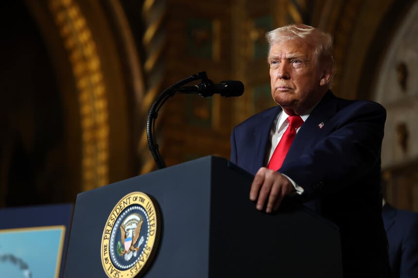 PALM BEACH, FLORIDA - 22 DE DICIEMBRE: El presidente de los Estados Unidos, Donald Trump, responde a preguntas tras anunciar la creación del acorazado "clase Trump" durante una declaración a los medios de comunicación en la finca Mar-a-Lago de Trump el 22 de diciembre de 2025 en Palm Beach, Florida. Trump anunció que la nueva clase de buques se convertirá en la pieza central de su programa "Flota Dorada" para reconstruir y fortalecer la industria naval estadounidense. (Foto de Tasos Katopodis/Getty Images)