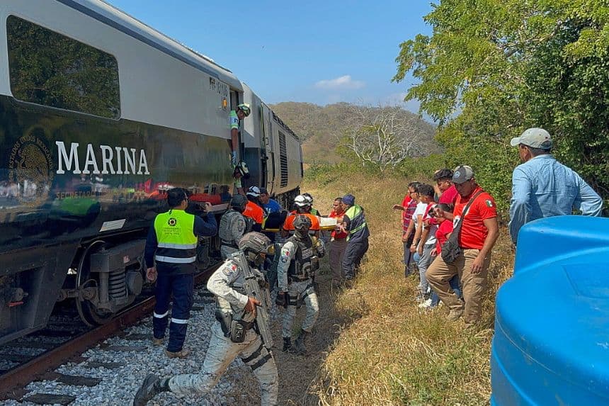 Soldados del Ejército mexicano y miembros de Protección Civil rescatan a pasajeros del tren Interoceánico que descarriló en Nizanda, estado de Oaxaca, en la ruta hacia Coatzacoalcos, México, el 28 de diciembre de 2025. (Rusvel RASGADO / AFP vía Getty Images)