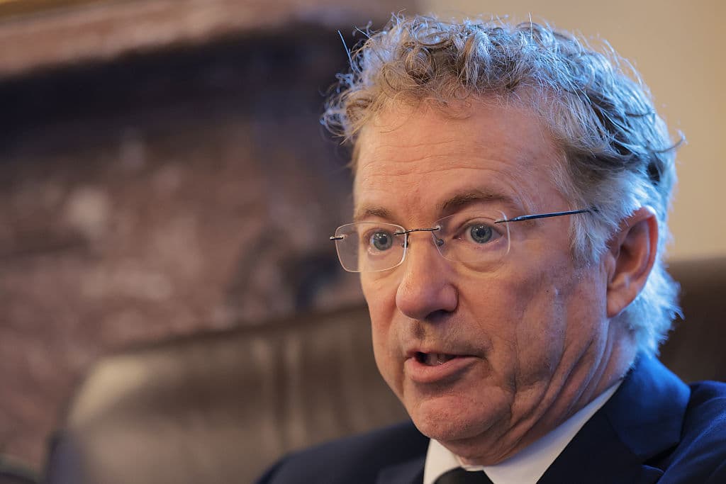 El senador Rand Paul (R-Ky.) habla con los periodistas junto al senador Tim Kaine (D-Va.) durante una reunión con los periodistas en el Capitolio de los Estados Unidos el 7 de enero de 2026 en Washington, D.C. (Foto de Anna Moneymaker/Getty Images)