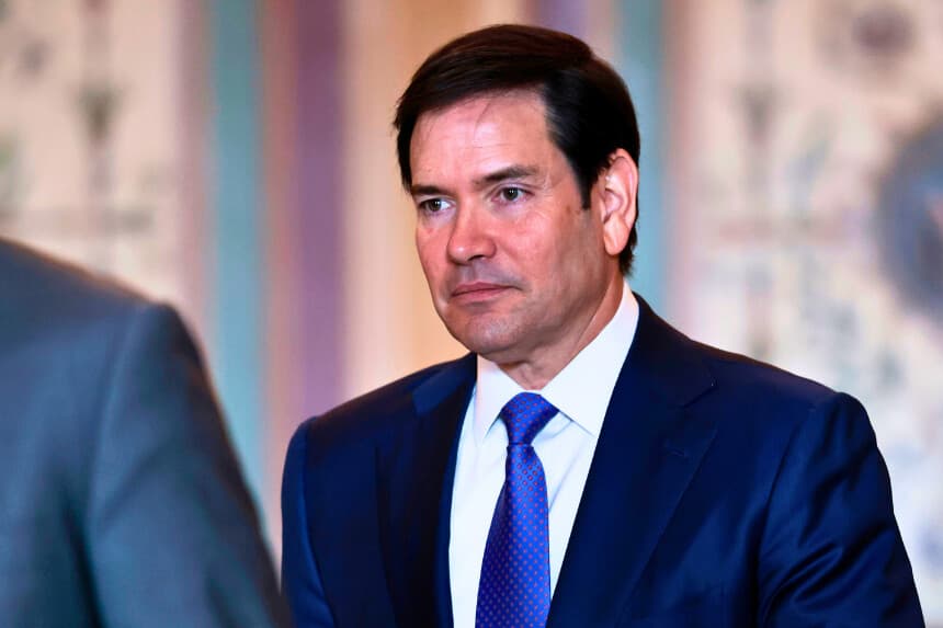 WASHINGTON, DC - 7 DE ENERO: El secretario de Estado de los Estados Unidos, Marco Rubio, llega a una reunión a puerta cerrada con senadores sobre la captura de Nicolás Maduro y su esposa, Cilia Flores, en el Capitolio de los Estados Unidos el 7 de enero de 2026 en Washington, DC. Nicolás Maduro y su esposa, Cilia Flores, fueron trasladados a Nueva York el sábado después de ser capturados por el ejército estadounidense en Caracas. Se encuentran detenidos en el Centro Metropolitano de Detención de Brooklyn y se espera que se enfrenten a cargos federales relacionados con el tráfico de drogas y la colaboración con bandas designadas como organizaciones terroristas. (Foto de Heather Diehl/Getty Images).