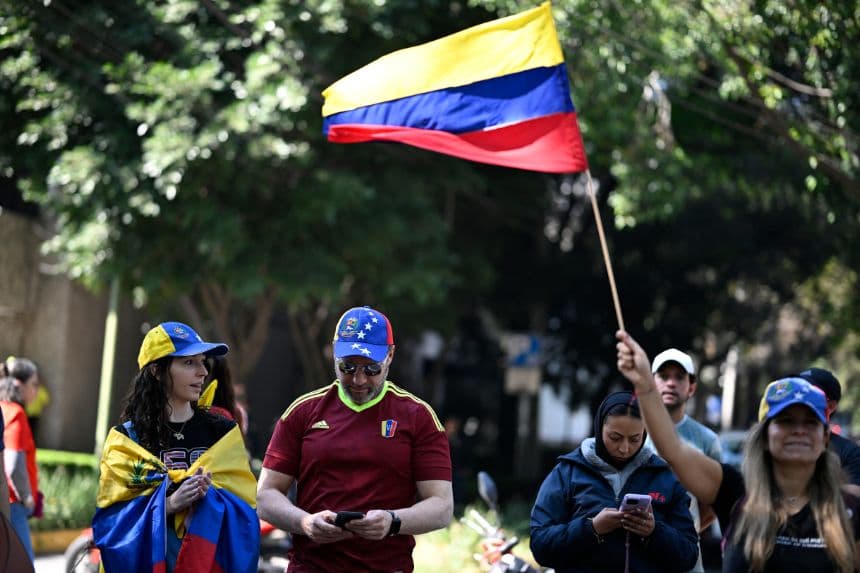 Los venezolanos residentes en México se reúnen para celebrar en el parque Lincoln, en el barrio de Polanco, en la Ciudad de México, el 4 de enero de 2026, un día después de que el líder venezolano Nicolás Maduro fuera capturado. (Alfredo ESTRELLA / AFP vía Getty Images)