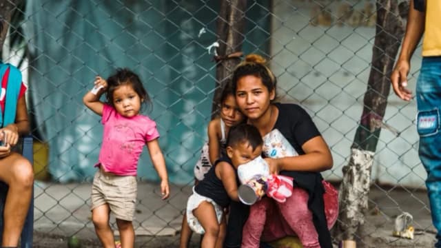 Esta familia venezolana caminó durante 15 días para llegar a la frontera con Colombia, en 2022. (bgrocker/Shutterstock)