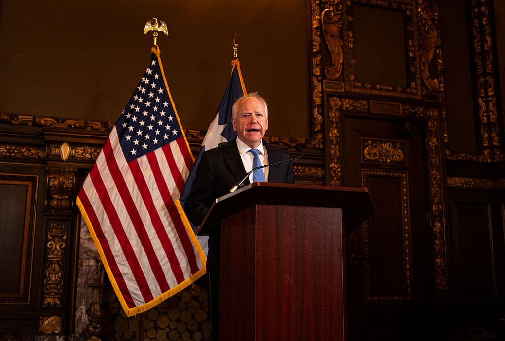 El gobernador de Minnesota, Tim Walz, habla durante una rueda de prensa en el edificio del Capitolio estatal el 5 de enero de 2026 en St. Paul, Minnesota. (Foto de Stephen Maturen/Getty Images)
