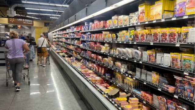 Clientes compran en la sección de carnes frías de una tienda de comestibles el 17 de octubre de 2024 en Miami, Florida. (Joe Raedle/Getty Images)
