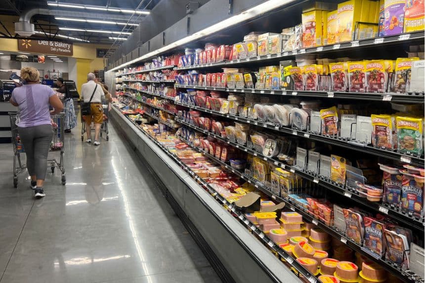 Clientes compran en la sección de carnes frías de una tienda de comestibles el 17 de octubre de 2024 en Miami, Florida. (Joe Raedle/Getty Images)