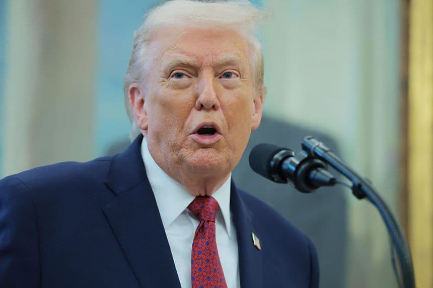 El presidente de los Estados Unidos, Donald Trump, habla con los periodistas tras la ceremonia de entrega de la Medalla de Defensa Fronteriza Mexicana en el Despacho Oval de la Casa Blanca, el 15 de diciembre de 2025 en Washington, D. C. (Anna Moneymaker/Getty Images)