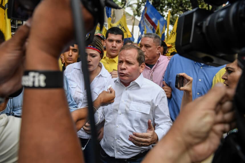 El político opositor venezolano Juan Pablo Guanipa (C) participa en una protesta contra la falta de electricidad, gasolina, agua y gas en el estado de Zulia y contra el presidente venezolano Nicolás Maduro, en Caracas, el 24 de octubre de 2019. (FEDERICO PARRA/AFP vía Getty Images)