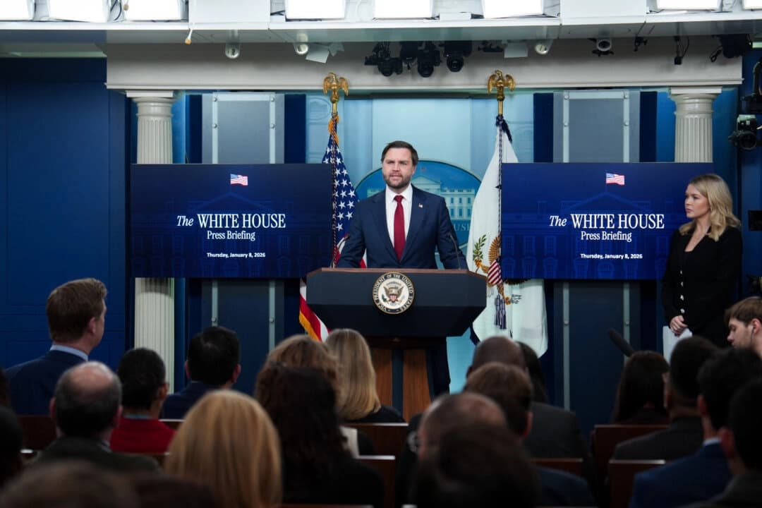 La secretaria de prensa de la Casa Blanca, Karoline Leavitt, y el vicepresidente J.D. Vance hablan durante una rueda de prensa en la Casa Blanca el 8 de enero de 2026. (Madalina Kilroy/The Epoch Times)