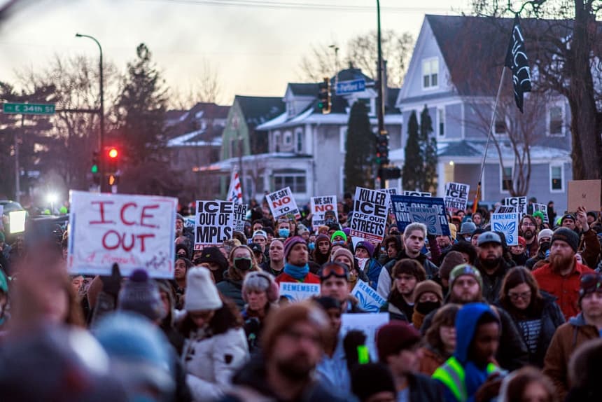 La gente se manifiesta contra ICE durante una vigilia en honor a una mujer que fue asesinada a tiros por un oficial de inmigración ese mismo día en Minneapolis, Minnesota, el 7 de enero de 2026. (Kerem YUCEL/AFP vía Getty Images)