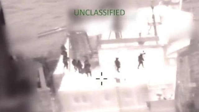 Una imagen fija de un video publicado por el ejército estadounidense que muestra a sus miembros abordando un petrolero, el Olina, el 8 de enero de 2026. (Comando Sur de EE. UU. vía The Epoch Times)