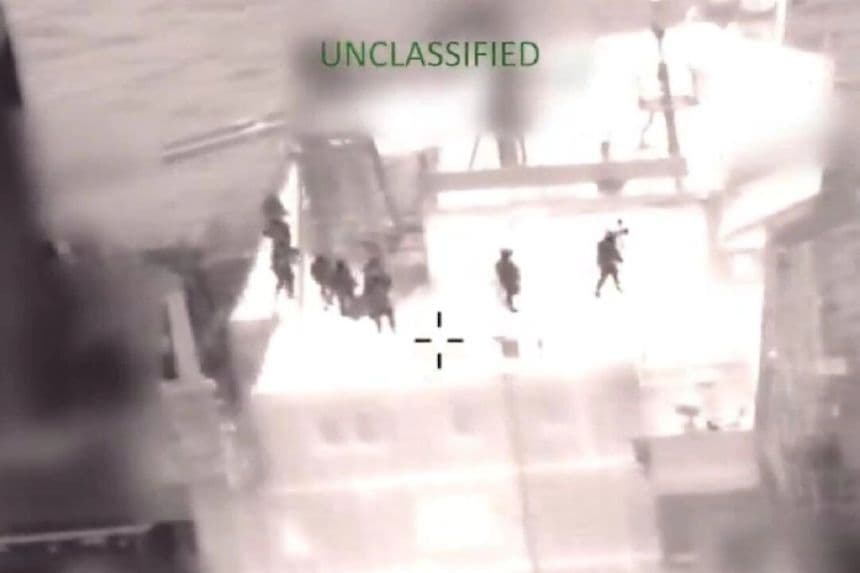 Una imagen fija de un video publicado por el ejército estadounidense que muestra a sus miembros abordando un petrolero, el Olina, el 8 de enero de 2026. (Comando Sur de EE. UU. vía The Epoch Times)