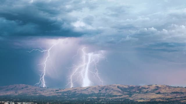 Rayo mata a tres menores y un adulto durante tormenta eléctrica en Perú