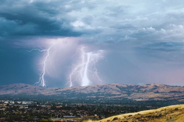 Rayo mata a tres menores y un adulto durante tormenta eléctrica en Perú