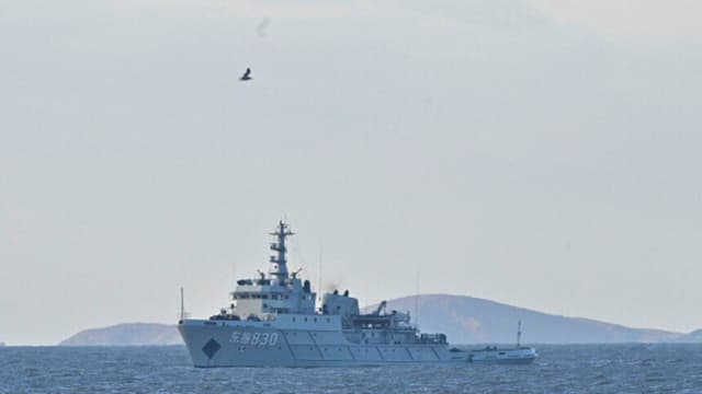 TOPSHOT - Un buque militar chino patrulla mientras el Ejército Popular de Liberación (EPL) realiza maniobras militares en la isla de Pingtan, en la provincia de Fujian, al este de China, el punto más cercano a Taiwán, el 30 de diciembre de 2025. Taiwán afirmó el martes que había detectado 130 aviones militares chinos cerca de la isla en un periodo de 24 horas, mientras China iniciaba su segundo día de maniobras con fuego real. (Foto de ADEK BERRY / AFP a través de Getty Images)