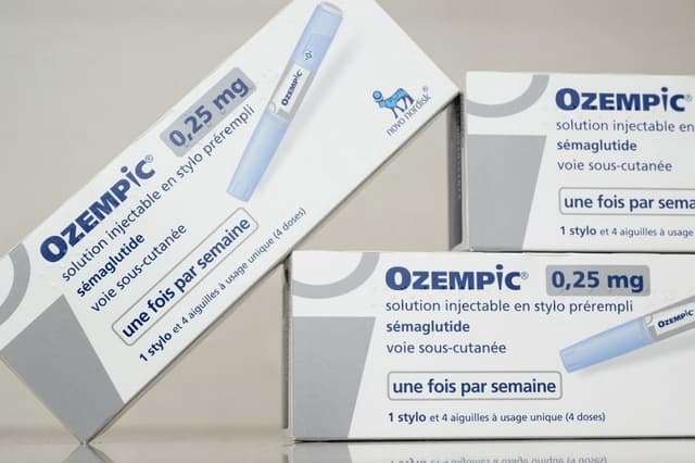 Esta imagen, tomada el 23 de octubre de 2023, muestra cajas del medicamento Ozempic, un antidiabético inyectable, en una farmacia de Riedisheim, en el este de Francia. (SEBASTIEN BOZON/AFP a través de Getty Images)