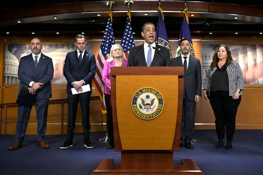 Fotografía del presidente del Caucus Hispano, Adriano Espaillat, en una rueda de prensa en Washington, Estados Unidos. (EFE/ Lenin Nolly)