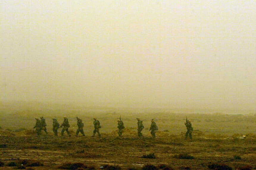 NASIRIYAH, IRAQ - 26 DE MARZO: Marines estadounidenses de la Fuerza Operativa Tarawa buscan tropas iraquíes el 26 de marzo de 2003 en la ciudad de Nasiriyah, al sur de Iraq. Al caer la noche sobre la ciudad, los marines están en alerta máxima ante un posible contraataque de las tropas iraquíes.
