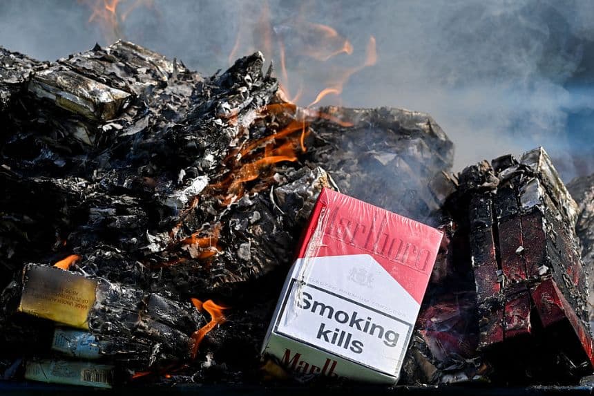 Imagen ilustrativa donde se ve a funcionarios de aduanas quemar cigarrillos incautados del comercio ilegal, el 22 de julio de 2025. (CHAIDEER MAHYUDDIN/AFP vía Getty Images)