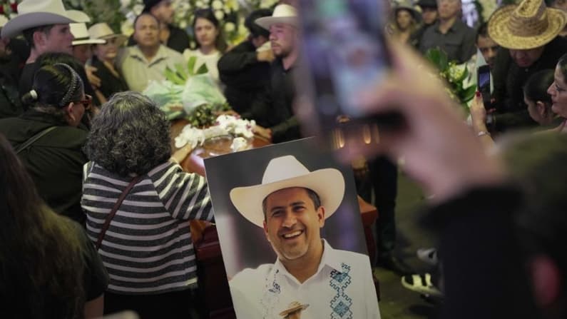 Detienen a la secretaria de Grecia Quiroz por presuntos vínculos con el asesinato del alcalde Manzo