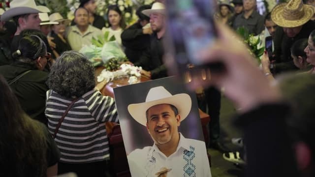 Familiares y amigos asisten al funeral del alcalde Carlos Manzo en el municipio de Uruapan en Michoacán, México. Fotografía de archivo. (EFE/ Iván Villanueva)