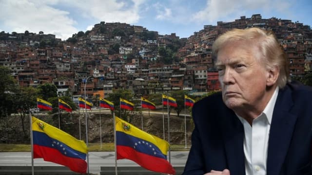 Composición de The Epoch Times. Vista de banderas venezolanas cerca del barrio de Petare tras la captura de Nicolás Maduro por las fuerzas estadounidenses, el 7 de enero de 2026 en Caracas, Venezuela. (Carlos Becerra/Getty Images);
El presidente de Estados Unidos, Donald Trump supervisa las operaciones militares estadounidenses en Venezuela desde el club Mar-a-Lago de Trump el 3 de enero de 2026 en Palm Beach, Florida. (Molly Riley/La Casa Blanca a través de Getty Images)