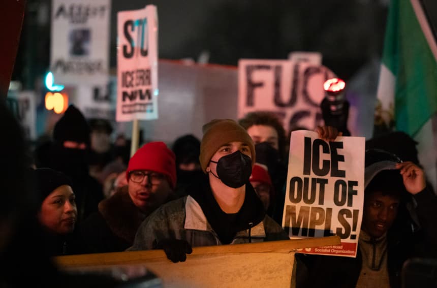 Manifestantes que protestan contra las operaciones del Servicio de Inmigración y Control de Aduanas (ICE) se reúnen en Minneapolis, Minnesota, el 8 de enero de 2026. (John Fredricks/The Epoch Times)
