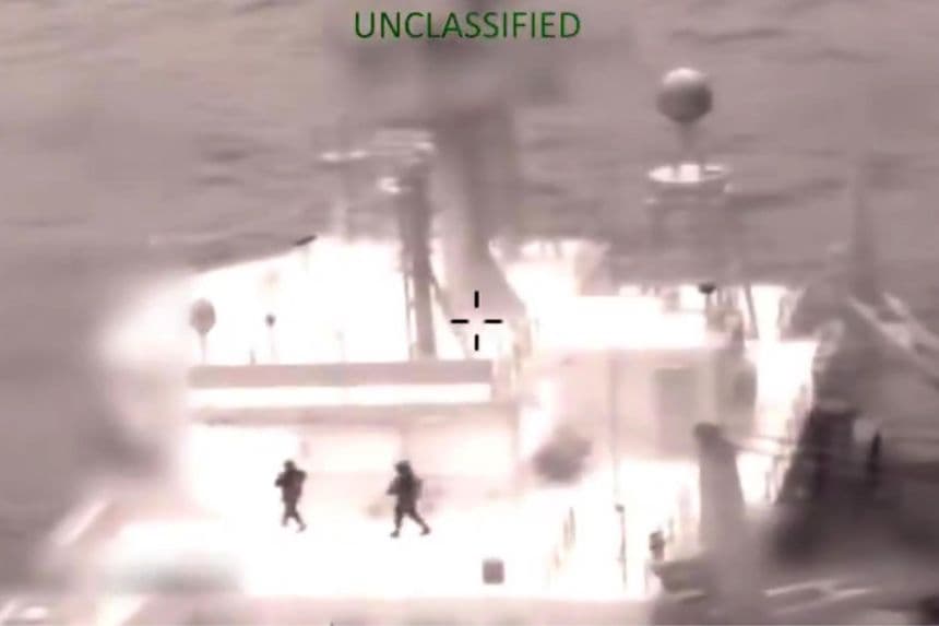 Captura de pantalla tomada de la cuenta oficial de la red social X @ Southcom del Comando Sur de los Estados Unidos que muestra la intercepción del buque petrolero Olina este viernes, en aguas del Caribe. EFE/ @Southcom