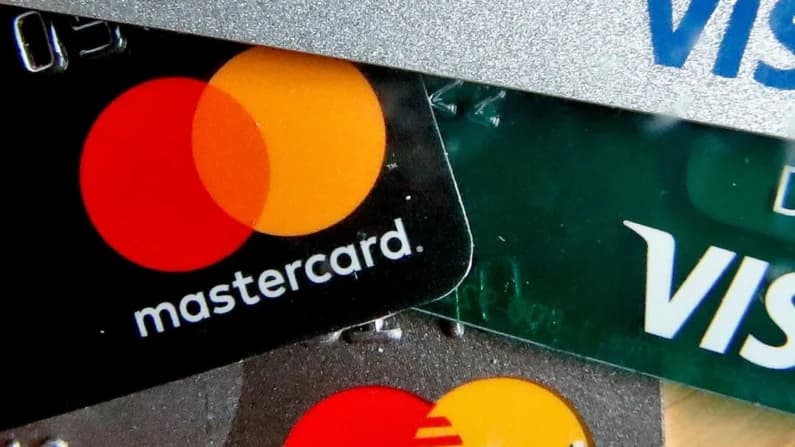 Trump pide un tope temporal de 10 % a las tasas de interés de las tarjetas de crédito