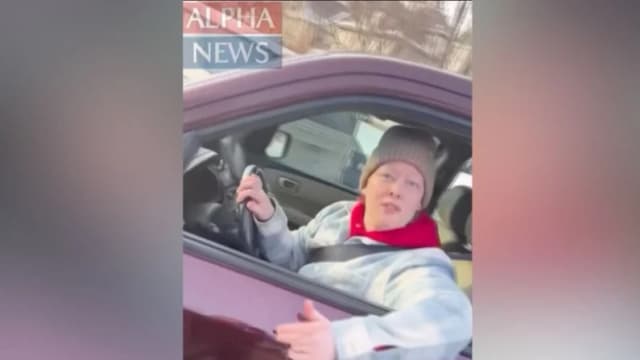 Renee Nicole Good en un vehículo antes de morir a tiros en Minneapolis el 7 de enero de 2026. (Alpha News vía Reuters/Captura de pantalla vía The Epoch Times)